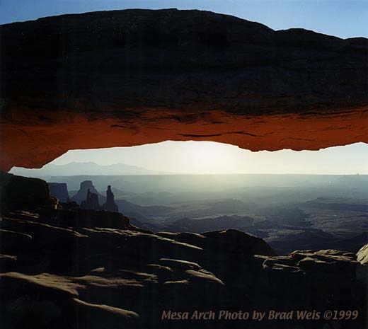  Mesa Arch at Dawn [67kb]